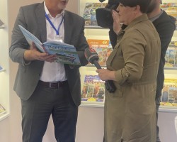 Директор издательства «Адукацыя і выхаванне» Валентин Янович Новогродский представил иностранным и белорусским журналистам значимые проекты издательства Директор издательства «Адукацыя і выхаванне» Валентин Янович Новогродский представил иностранным и белорусским журналистам значимые проекты издательства